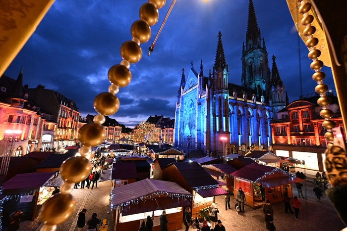 Bleu et orange, comme les deux couleurs qui illuminent la place de la Réunion.