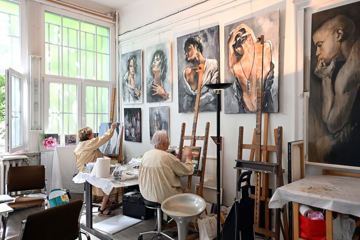 Ambiance studieuse et créative dans l'atelier de Mado Gross.
