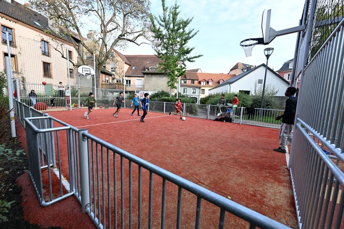 Football, basket, handball... Après deux semaines de travaux, le plateau sportif, adjacent à la bibliothèque Grand’rue, est rouvert. 