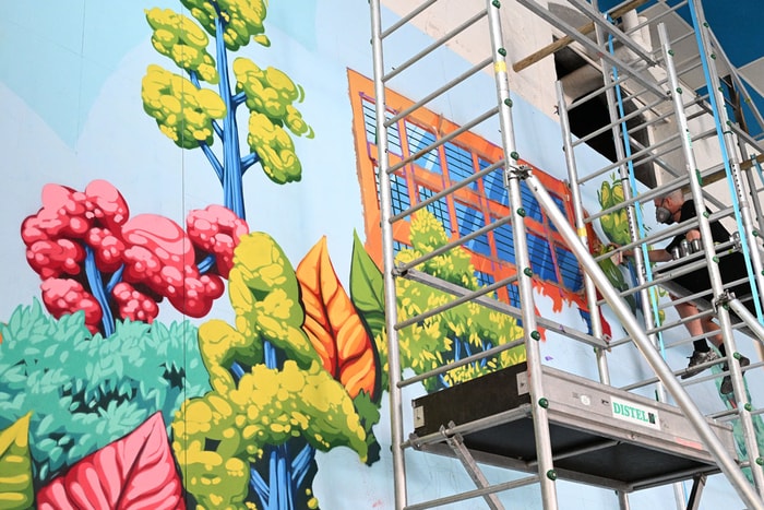 L'artiste Edouard Blum, en pleine réalisation de la fresque monumentale du Jardin éphémère.