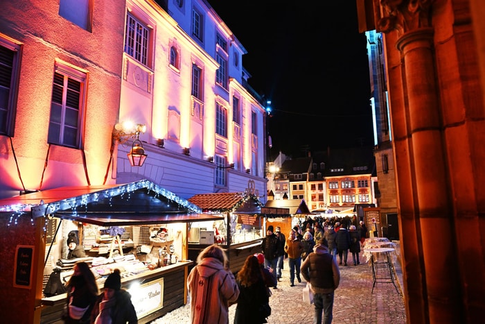 Les chalets ont pris possession des rues autour du Temple Saint Etienne.