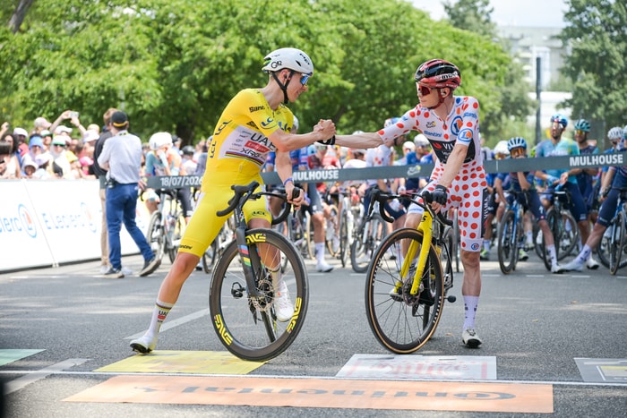 Du respect entre deux grands champions : Tadej Pogačar et Jonas Vingegaard, respectivement 1er et 2e du classement général au départ de l'étape.