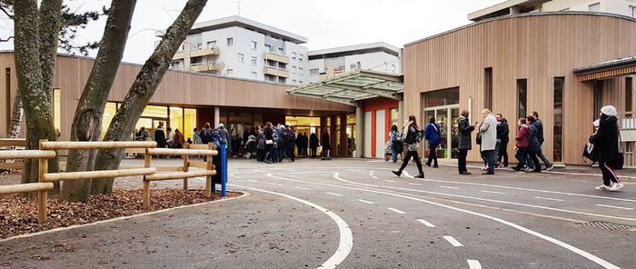 La nouvelle maternelle Porte du Miroir offre 800 m² d'espaces extérieurs.