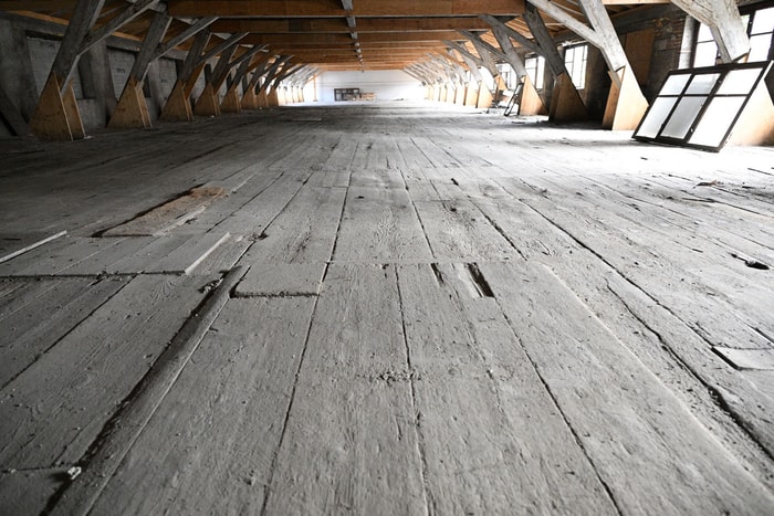 La charpente et le plancher en bois du bâtiment B. 