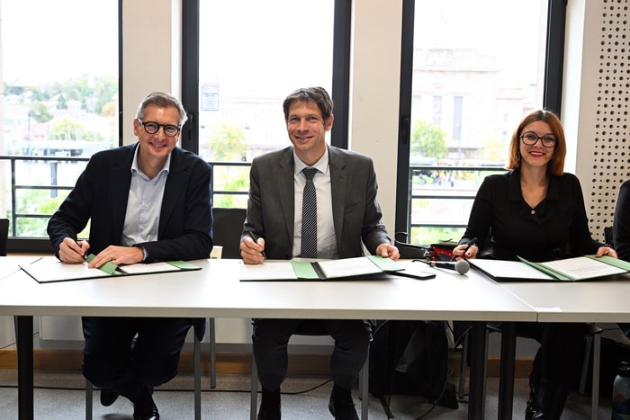 Le Contrat territorial d’accueil et d’intégration a été signé, le 8 octobre 2026, par le maire de Mulhouse, Frédéric Marquet, le sous-préfet de Mulhouse, Julien Le Goff et l'adjointe au maire déléguée à l'Action sociale, Angélique Delaporte.