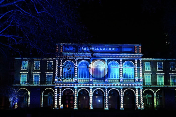 Spectacle son et lumière projeté sur la façade de la Société industrielle de Mulhouse.