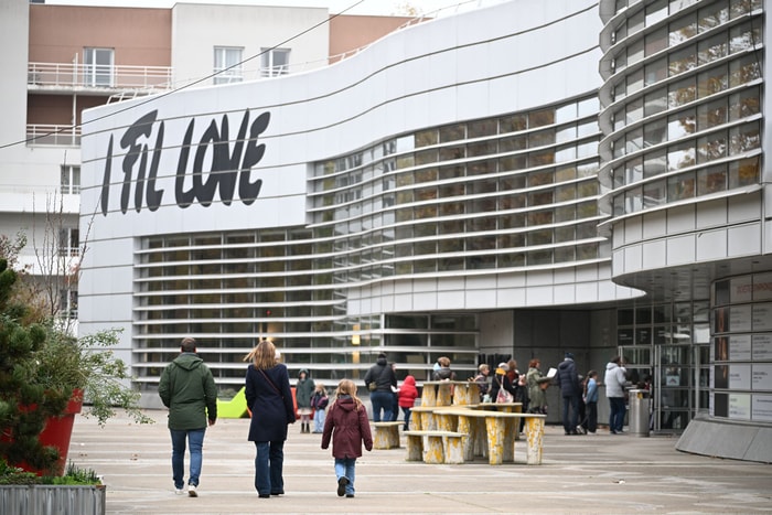 La Filature regroupe sous un même toit : Scène nationale, Orchestre national de Mulhouse, Opéra national du Rhin et Médiathèque. 