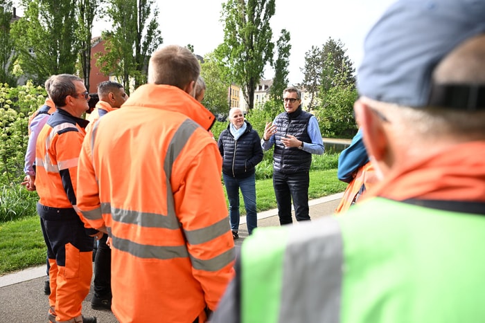 L'adjointe Anne Laumond et le maire Frédéric Marquet sont venus apporter leur soutien aux agents mobilisés.