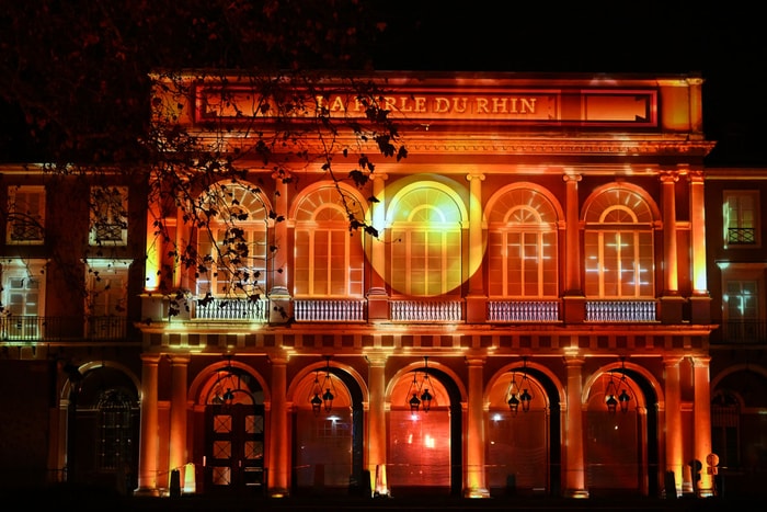 Ce mapping de douze minutes réinterprète la légende des perles du Rhin.