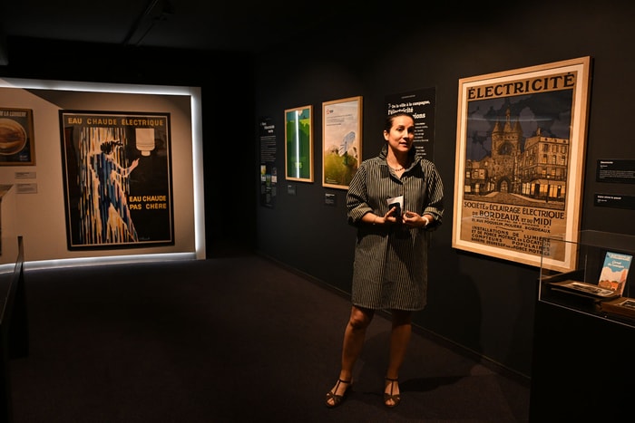 « Notre principal mécène, EDF, fête ses 80 ans cette année. C’est une belle occasion de présenter une partie de notre collection de 600 affiches, de montrer comment l’électricité a été représentée par les publicitaires et comment la société a évolué dans ses représentations de l’électricité », explique Sophie Calvarin, la directrice d’Electropolis.