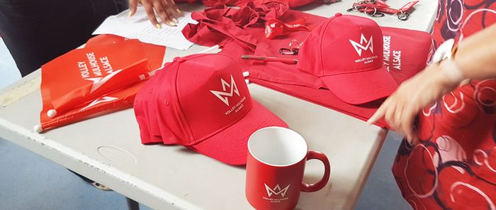 T-shirts et autres casquettes marqués du nouveau logo.