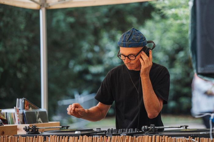 DJ Mambo Jumbo assure l'ambiance musicale aux Jeudis du parc.