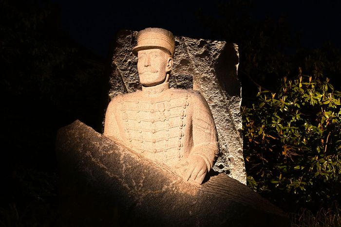 La statue du capitaine Dreyfus, sculptée par Sylvie Koechlin, au square Steinbach.