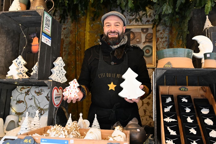 Le céramiste Giom Von Birgitta est dans la place.  