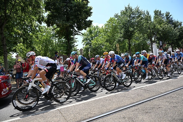 Le peloton a traversé la ville.