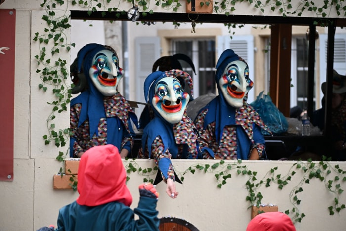 73e Cavalcade internationale des fous dimanche après-midi.