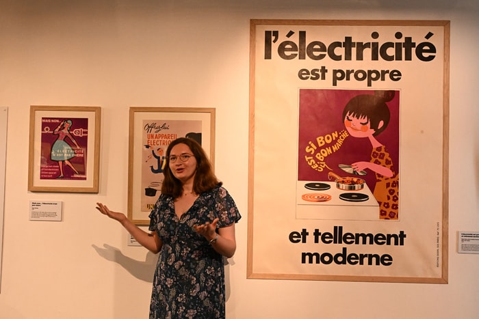 « La femme est représentée comme une femme au foyer, qui s’occupe des enfants, commente Marine Blassiau, chargée d’inventaire au musée et co-commissaire de l’exposition. On essaie de convaincre les femmes d’utiliser l’électricité pour leurs tâches ménagères. Aujourd’hui, la femme est ingénieure en centrale nucléaire, bricole ou s’intéresse au foot ! »