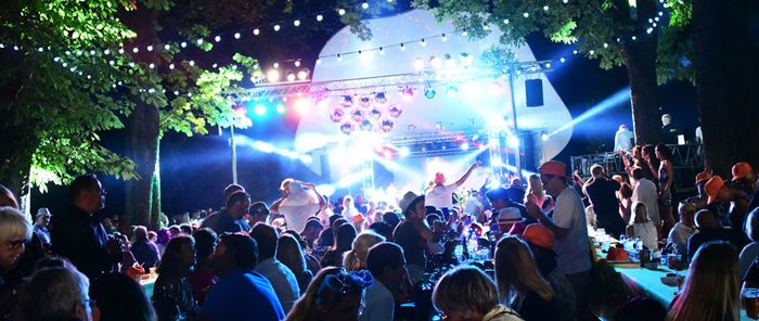 Le Bal des années 80 a attiré 4 000 personnes au parc Salvator.