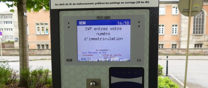 Les automobilistes doivent saisir leur numéro de plaque d'immatriculation sur les horodateurs.