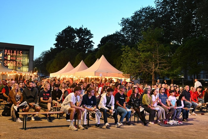 La fan zone aménagée sur le parvis du Palais des sports.