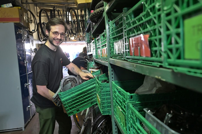 Géraud Henrion, dans l'impressionnant stock de pièces détachées des Poto'cyclettes.