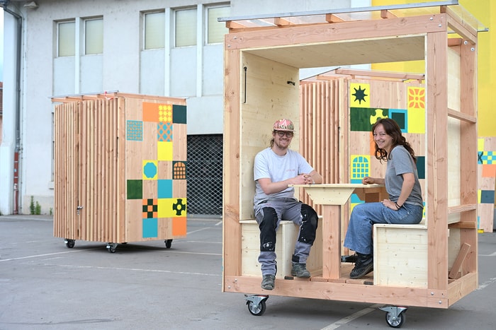 Le nouveau mobilier a été conçu par les membres de l'Atelier Na : Pandora, Robin (sur la photo) et Jérémy.