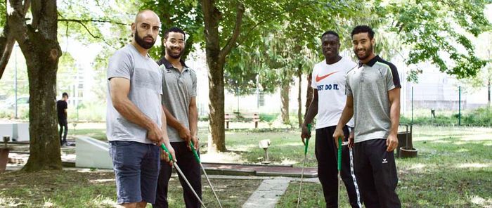 Les quatre boxeurs et éducateurs sportifs de l'Elan sportif aux manettes du mini-golf, cet été.