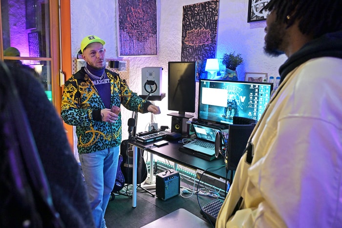 Les "anciens" comme Narf, distillent leurs précieux conseils aux jeunes artistes.