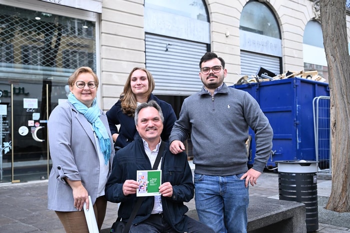 La famille Emmenecker, avec Théo (à droite de l'image), responsable du nouveau Carrefour City de la rue du Sauvage. 