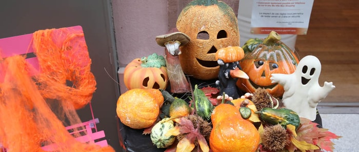 Fabriquées par les commerçants, les décorations d'Halloween ponctuent la rue Henriette.