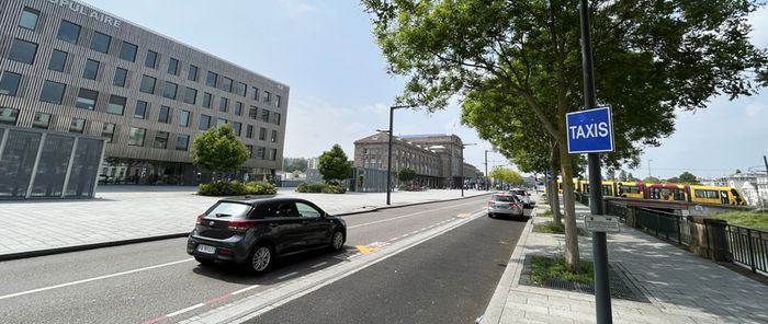 Durant le chantier, la station taxis est provisoirement déplacée à quelques mètres de son emplacement initial, avenue du Général Leclerc, face au parvis Adrien Zeller.