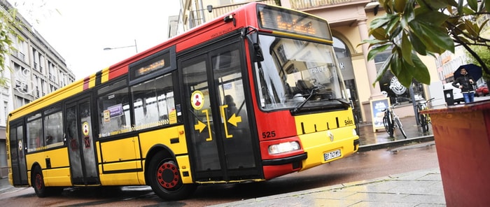 L'ensemble du réseau bus et tram de Soléa est accessible.