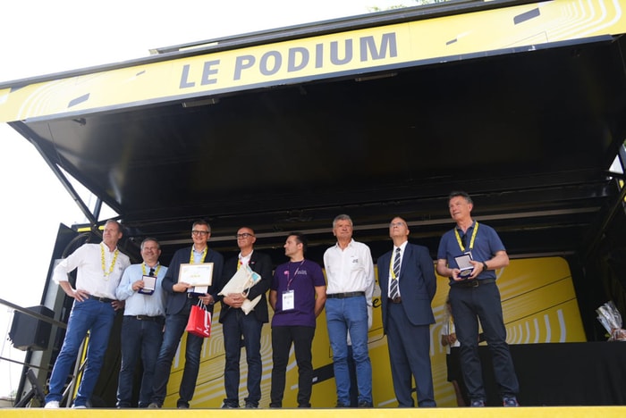 Cérémonie protocolaire sur le podium du Village départ.