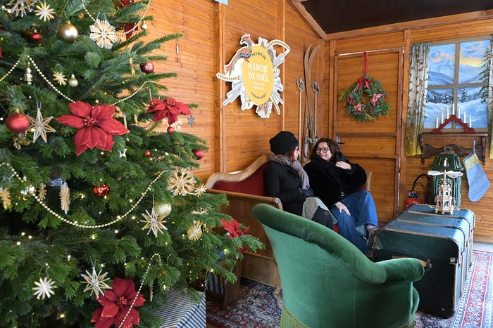 Face à l'Hôtel de ville, le chalet rhénan de l'Office de Tourisme présente notamment le Marché de Noël Mulhousien et ceux de ses voisines Bâle et Freiburg.