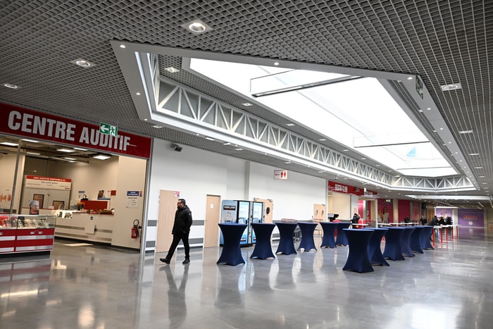 La nouvelle galerie marchande avec son centre optique, centre auditif, centre de pneumatique et resto club, ainsi que les enseignes historiques (Action et Cadre et Style). 