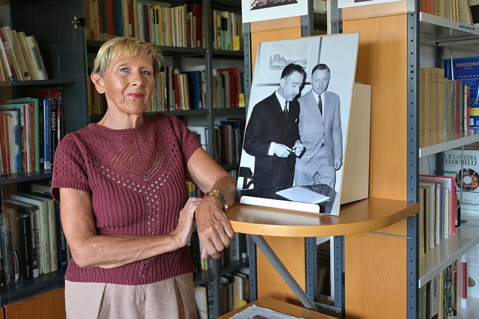 La présidente de Dante Alighieri, Carole Berroir. En arrière plan, une photo du président fondateur de l'association Claude Fritz (à d.), avec le consul d'Italie Eros Vicari.