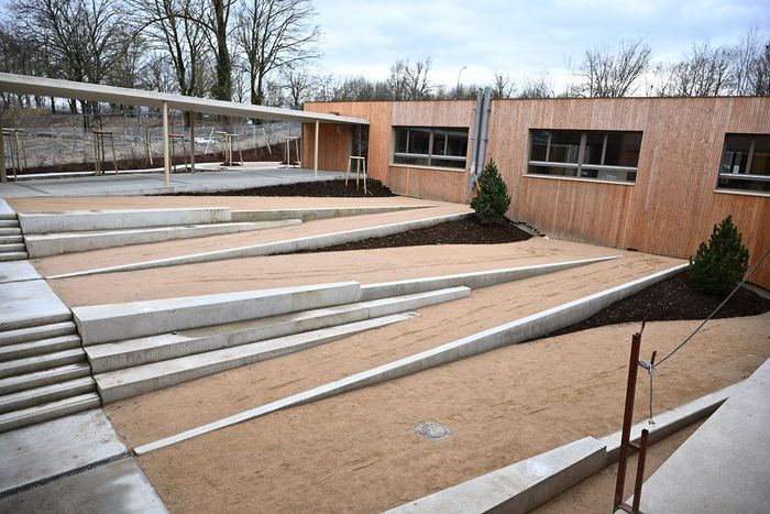 Une ossature bois, de larges ouvertures et une cour de récréation originale pour les maternelles, imaginée au regard des caractéristiques du terrain pentu.