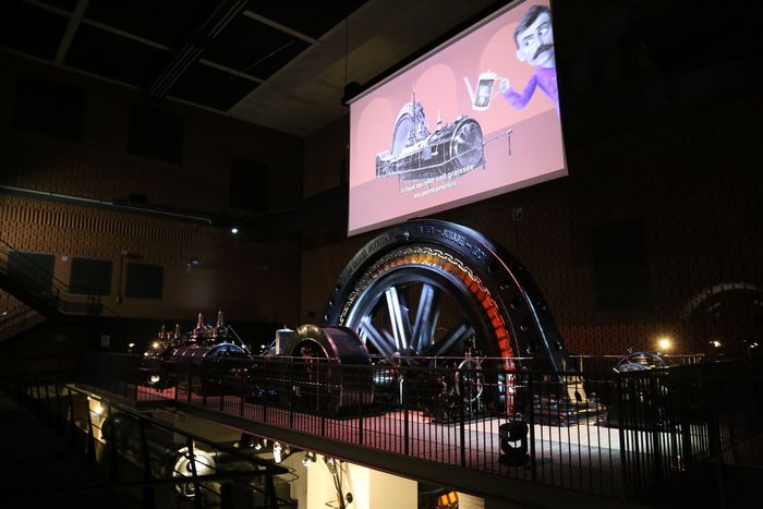 La grande machine Sulzer-BBC fait partie intégrante du spectacle. 