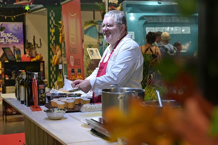 Sur la "Place paysanne", Daniel Zenner partage sa passion pour une cuisine authentique, généreuse et profondément ancrée dans le terroir.