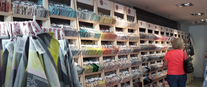 Les P'tits bouts de Charlotte, rue des Tanneurs, pour les couturières.