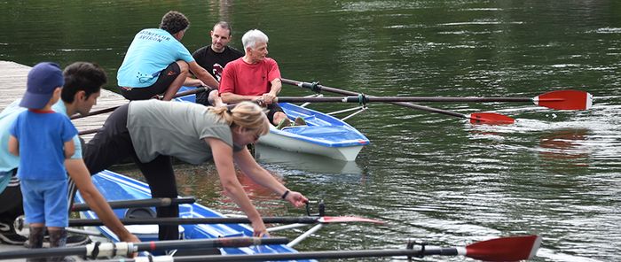 Derniers conseils du moniteur, Christophe, avant de donner les premiers coups de rame sur le canal.