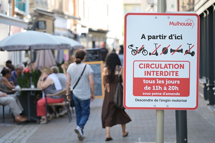 La circulation des engins de déplacement personnels motorisés et des vélos électriques est interdite sur l’ensemble de la partie piétonne du centre-ville de Mulhouse, tous les jours de 11h à 20h.