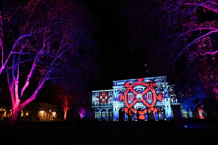 Spectacle son et lumière projeté sur la façade de la Société industrielle de Mulhouse.