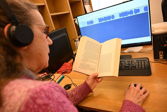 A Mulhouse et dans toute la France, les Donneurs de voix lisent et enregistrent des livres, mis à disposition des personnes en incapacité de lire.