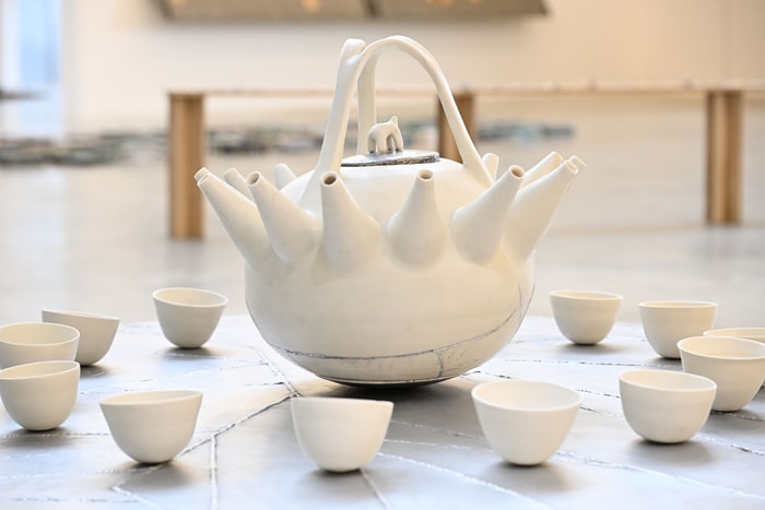 Valentine Cotte expose "Théière d'adelphité" à La Kunsthalle. 