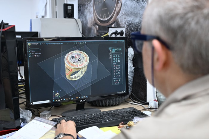 Créée par la Bijouterie du Bollwerk à l'initiative de l'attaquant Breel Embolo, la bague a été réalisée à 100% à Mulhouse.