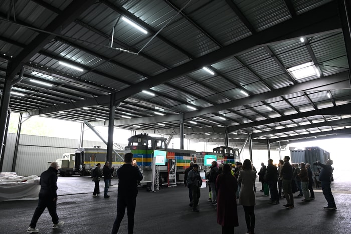 En-dessous de cette ombrière photovoltaïque, les trains sont protégés.