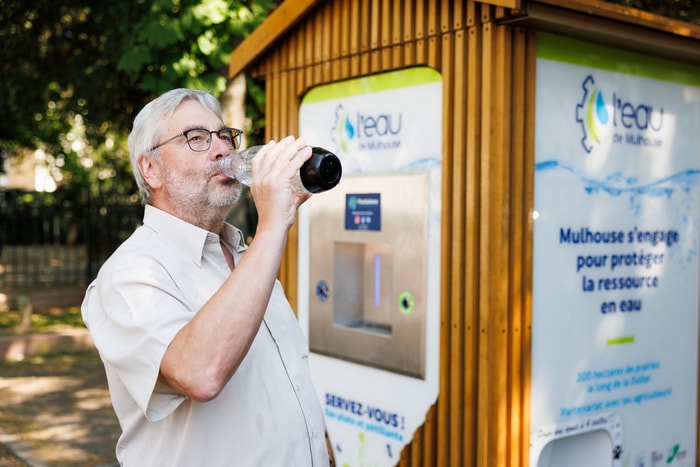 Pour mieux supporter les fortes chaleurs, il est conseillé de sortir aux heures les moins chaudes et de s'hydrater régulièrement.