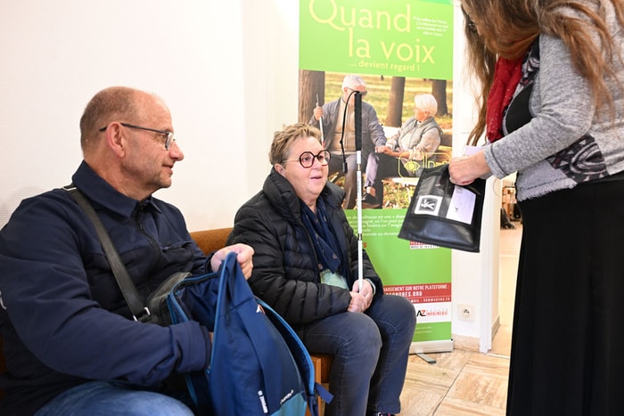 Destinée aux aveugles et malvoyants au départ, la Bibliothèque sonore s'adresse désormais à toutes les personnes en incapacité de lire. 