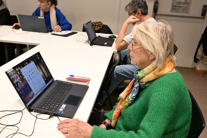 "J'ai envie d'apprendre et de pouvoir me débrouiller toute seule", confie Nelly, 88 ans.